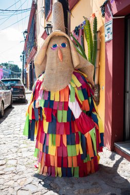 OAXACA, OAXACA, MEXICO-OCTOBER 30 Ekim 2024: Putla, Oaxaca 'dan dev tiliche, geleneksel kostüm, Meksika' nın Oaxaca kentindeki bir mağazanın önünde dekorasyon olarak
