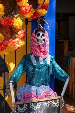 OAXACA, OAXACA, MEXICO-OCTOBER 30 Ekim 2024: Oaxaca, Meksika 'da geleneksel giysiler giymiş iskelet