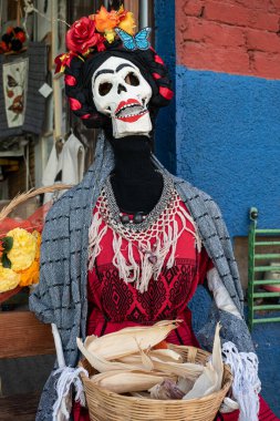 OAXACA, OAXACA, MEXICO - 30 Ekim 2024: Oaxaca, Meksika 'da Ölüler Günü için Frida Kahlo gibi giyinmiş iskelet