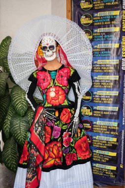 OAXACA, OAXACA, MEXICO - 31 Ekim 2024: Oaxaca 'dan geleneksel giysiler giymiş iskelet, Ölüler Günü için süslemeler