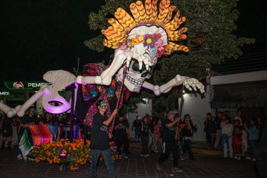 OAXACA, OAXACA, MEXICO-NOVEMBER 1, 2024: Oaxaca, Meksika 'da Ölüm Günü' nde insan dev bir iskelet kuklası kullanıyor
