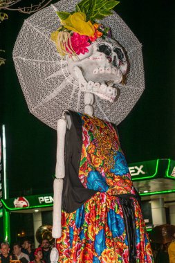 OAXACA, OAXACA, MEXICO-NOVEMBER 1, 2024: Oaxaca, Meksika 'da Ölüm Günü geçit töreninde geleneksel giysiler giymiş dev iskelet