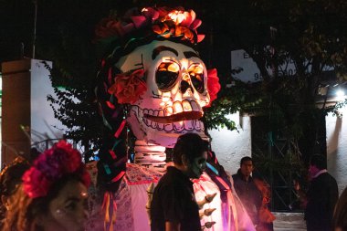 OAXACA, OAXACA, MEXICO-NOVEMBER 1, 2024: Oaxaca, Meksika 'da Ölüm Günü geçit töreninde geleneksel giysiler giymiş dev iskelet