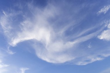 Beyaz bulutlu güzel mavi gökyüzü