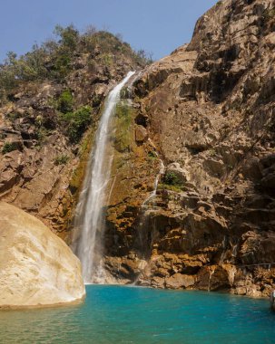                                Hindistan 'ın Meghalaya dağlarında gökkuşağı şelalesi