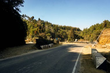 Dağlarda zorlu bir yol                               