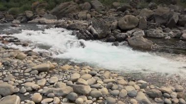 Kayalık arazide akan suyun yavaş çekim videosu