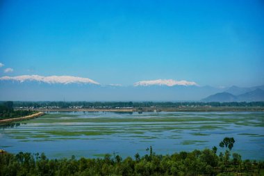 Dağ manzarası Wolar Jammu ve Kashmir 'de                               