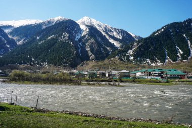                                Himalayalar 'daki dağ manzarası, Kaşmir