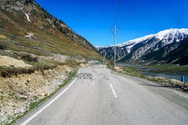                                Himalayalar 'daki dağ manzarası, Kaşmir