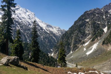                                Himalayalar kışın karla kaplanırdı. Keşmir, Inida.