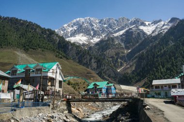                                Himalayalar kışın karla kaplanırdı. Keşmir, Inida.