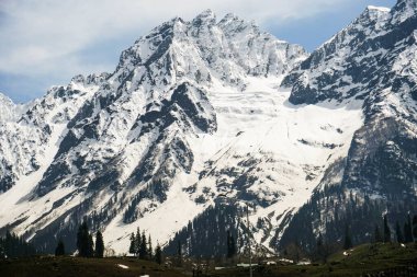                                Himalayalar kışın karla kaplanırdı. Keşmir, Inida.