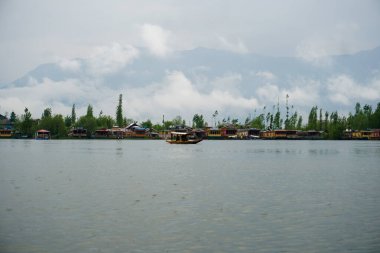                                Dağlarda göl - Dal Gölü Kaşmir, Hindistan