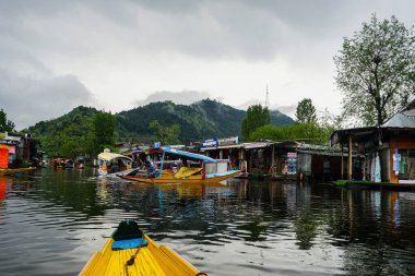                                Dağlarda göl - Dal Gölü Kaşmir, Hindistan