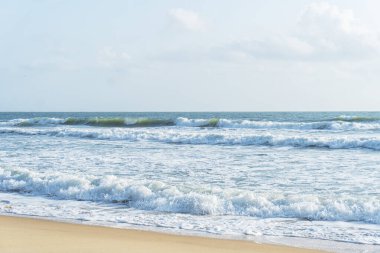 Güzel sahil ve tropikal deniz mavi gökyüzünün altında beyaz bulutlarla