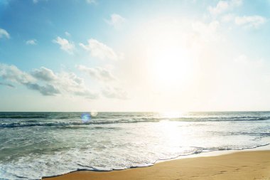 Güzel sahil ve tropikal deniz mavi gökyüzünün altında beyaz bulutlarla