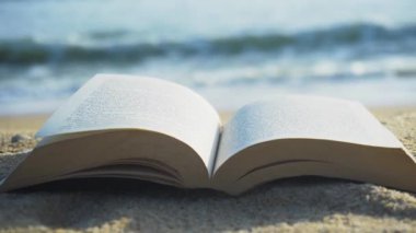 Kumsalda açık bir kitap