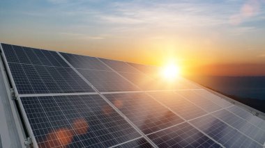 Güneş paneli sistemi, çatıdaki fotovoltaik paneller. Alternatif elektrik sürdürülebilir kaynak kavramı