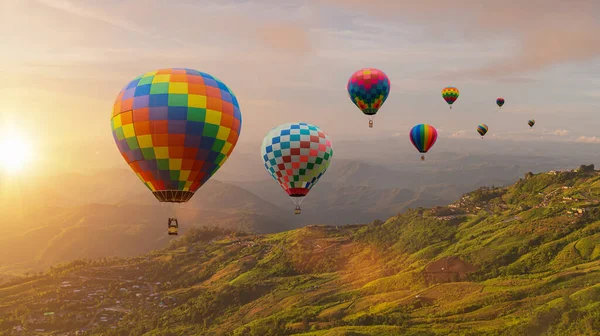 Färgglada Varmluftsballonger Flyger Ovanför Berget Vid Soluppgång Himmel Bakgrund Resor — Stockfoto