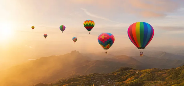 Barevné Horkovzdušné Balónky Letící Nad Horami Východu Slunce Pozadí Oblohy — Stock fotografie