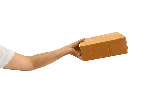 配達人の手は白い背景で隔離された小包の段ボール箱を保持する オンラインショッピングと配送輸送 — ストック写真