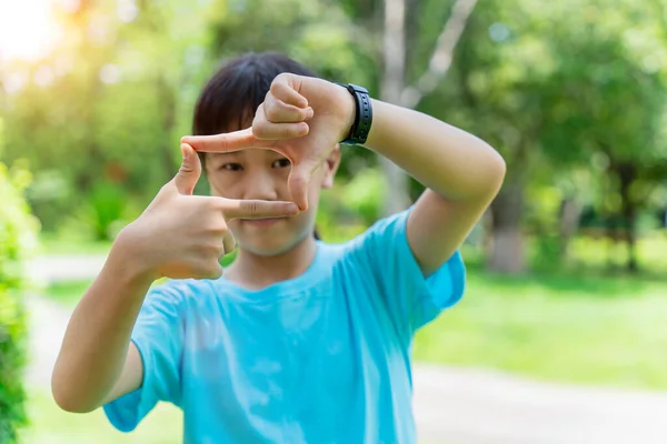Close Menina Criança Sorrindo Fazendo Quadro Com Mãos Dedos Conceito — Fotografia de Stock