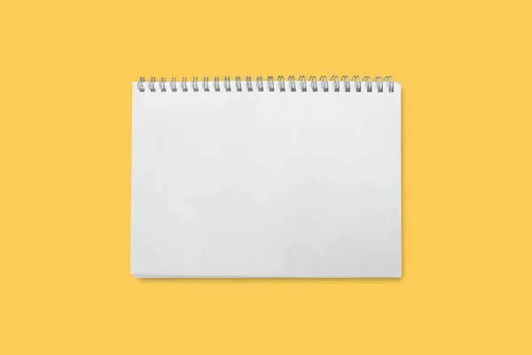 在黄色背景下隔离的笔记本空白包括剪切路径 — 图库照片