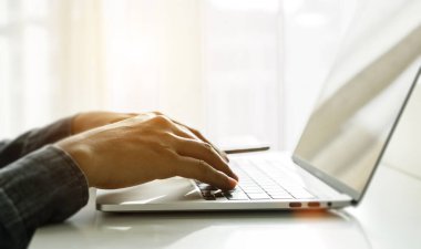 Ofisteki dizüstü bilgisayarı kullanarak erkek ellerini kapat. Web arama kavramı, bilgi tarama. yumuşak odak
