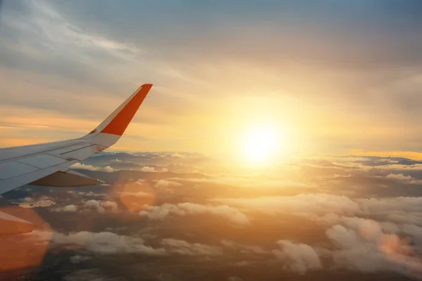 Ala Avión Volando Sobre Montaña Con Cielo Atardecer — Foto de Stock