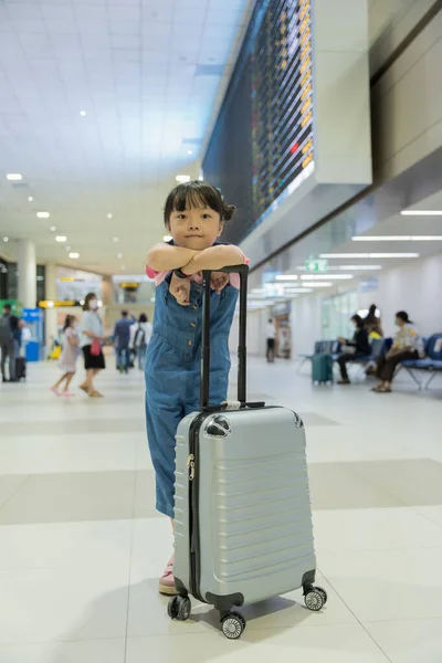 Cute Szczęśliwy Dziewczynka Walizką Lotnisku Terminalu Dzieciak Rodzina Podróżują Wakacje — Zdjęcie stockowe