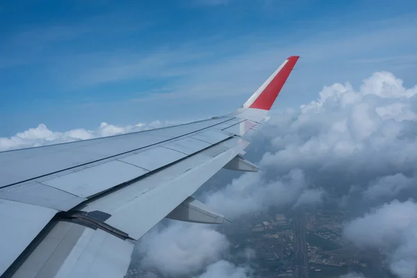 Skrzydło Samolotu Lecące Nad Niebem Białymi Chmurami Widok Okna Samolotu — Zdjęcie stockowe