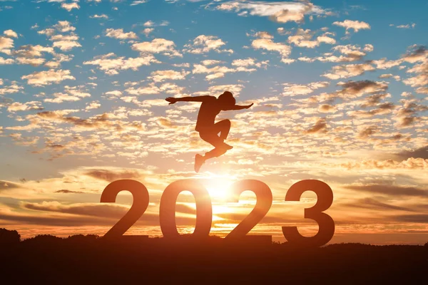 Silhueta Homem Saltando Para Feliz Ano Novo 2023 Pôr Sol — Fotografia de Stock