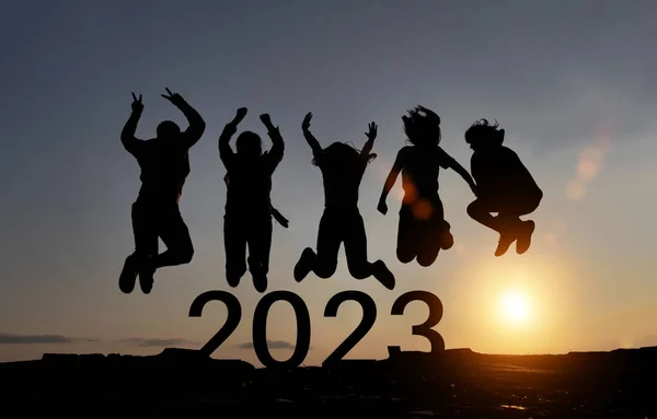 그룹의 사람들은 2023 새해를 기념하여 점프를 승리를 산에서 친구들이 뛰어오르는 — 스톡 사진