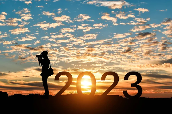 2022年 摄影师在日出或日落背景下拍照的轮廓 喜庆新年的想法2023年 — 图库照片