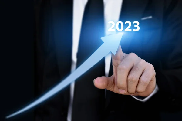 Koncepcja Wzrostu Gospodarczego 2023 Rok Biznesmen Wskazując Strzałkę Wykres Korporacyjny — Zdjęcie stockowe