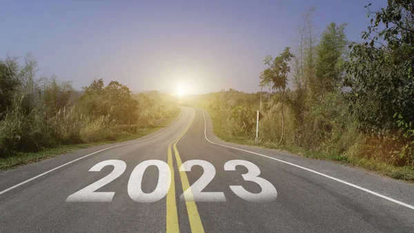 Новий 2023 Рік Слово 2023 Написане Асфальтній Дорозі Заході Сонця — стокове фото