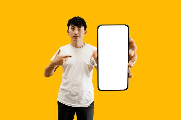 Hombre Asiático Señalando Mano Pantalla Vacía Del Teléfono Inteligente Blanco — Foto de Stock