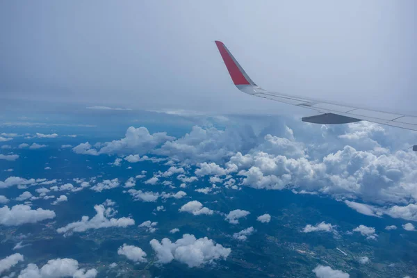 Ala Avião Voando Acima Céu Com Nuvens Brancas Vista Janela — Fotografia de Stock