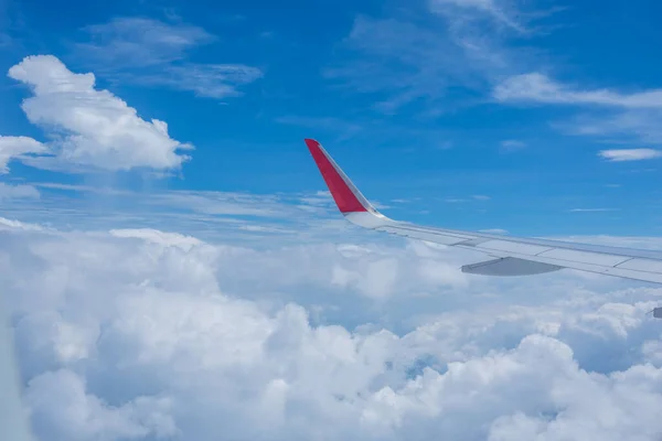 구름을 비행기 날개가 하늘을 있습니다 항공기 창에서 바라본다 여행의 — 스톡 사진