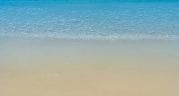 숨막힐 해변의 모래와 부드러운 물결의 — 스톡 사진