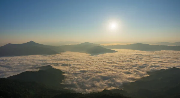 Gün Doğumunda Dağlardaki Güzel Manzaranın Siluetleri Sisli Vadideki Muhteşem Manzara — Stok fotoğraf