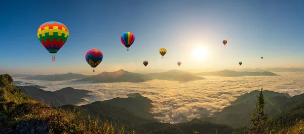 Barevné Horkovzdušné Balónky Letící Nad Horami Východu Slunce Pozadí Oblohy — Stock fotografie