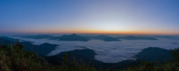 Krásná Krajina Horách Úsvitu Nádherný Výhled Mlhavého Údolí Zakryl Les — Stock fotografie