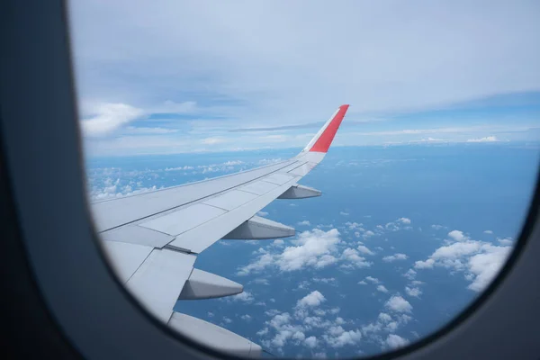 Ala Avión Volando Por Encima Del Cielo Con Nubes Blancas —  Fotos de Stock