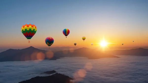 Balões Quente Coloridos Voando Acima Montanha Fundo Céu Nascer Sol — Fotografia de Stock