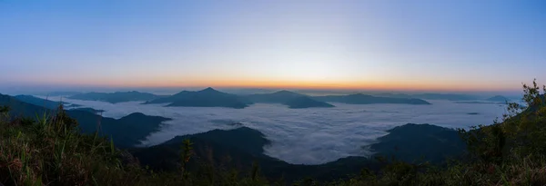 Gün Doğumunda Dağların Üzerinde Güzel Bir Manzara Sisli Vadideki Muhteşem — Stok fotoğraf