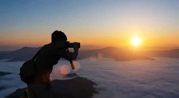 Erkek Fotoğrafçı Silueti Gün Batımında Gökyüzü Arka Planında Fotoğraf Çekiyor — Stok fotoğraf