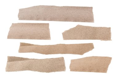 Kırpma yolu ile beyaz arkaplanda izole kahverengi kağıt parçası kümesi.
