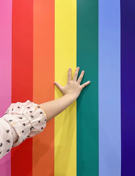 Kinderhand Regenboog Lgbt Vlag Achtergrond Concept Voor Lgbtq Gelijkheidsbeweging Gemeenschap — Stockfoto